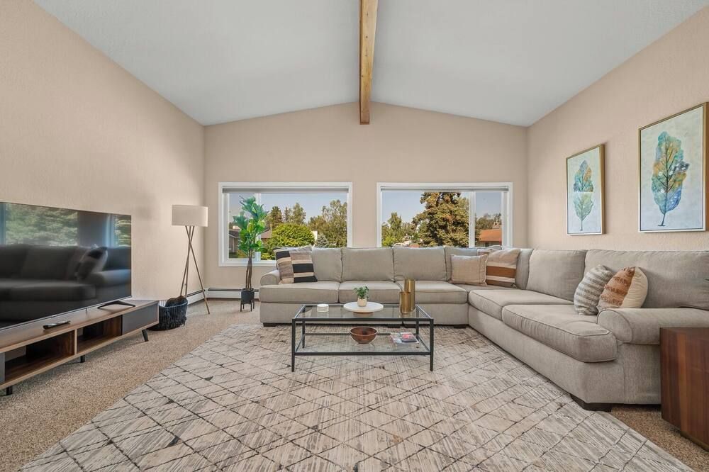 Spacious Home close to Coastal Trail and Downtown - אנקוראג' - סלון