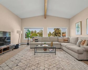 Spacious Home close to Coastal Trail and Downtown - אנקוראג' - סלון