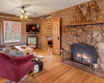 Sugar Shack Lodge - 1930's Cabin - Woodland Park - Living room