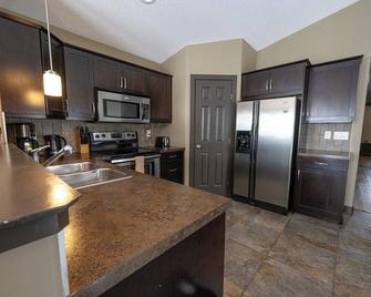 Deck & Bbq / Great Location / 3 Beds / 1 Bath - Grande Prairie - Kitchen