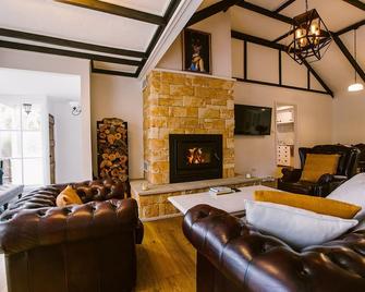 Pet-Friendly Highlands Home with Fireplace - Bundanoon - Living room
