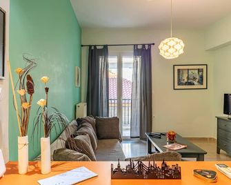 Erika's Oasis - Stylish Gem inthe Heart of History - Kalamata - Salon