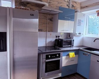 Cozy Stay In Middleton - Middleton - Kitchen