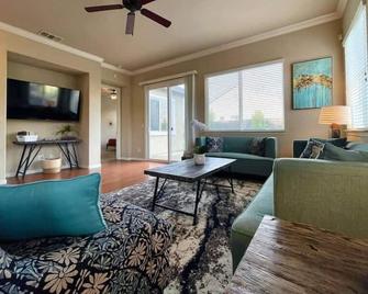 One Story, Pet & Family Friendly, Fireplace - West Sacramento - Living room