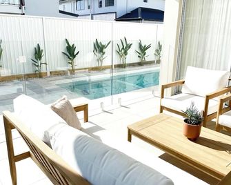 Modern Boho Retreat with Pool, Yard & Beaches Just Minutes Away - 펠리칸 워터스 - 수영장