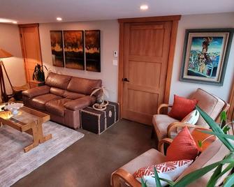 Downtown beachfront suite! - Kamloops - Living room