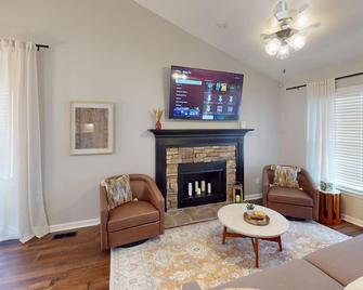 Relaxing 3-Bedroom Home Close to City Center - Cartersville - Sala de estar