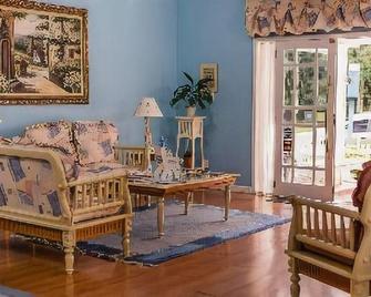 Pousada Jardim Azul - Canela - Oturma odası
