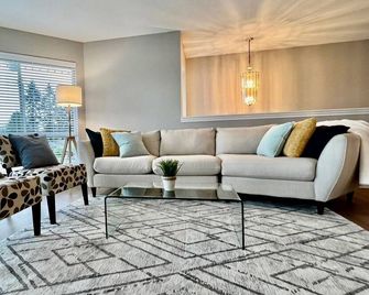 Peaceful Large Modern Home 3 Brd 2 Bath + Kitchen - Maple Ridge - Living room