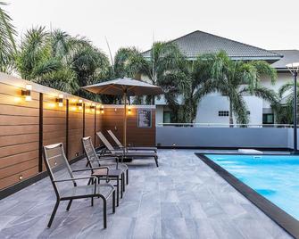 Livotel Hotel Hua Mak Bangkok - Racha Thewa - Pool