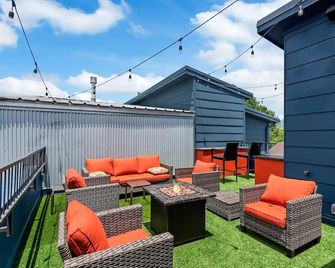 Houston Wanderlust - יוסטון - מרפסת