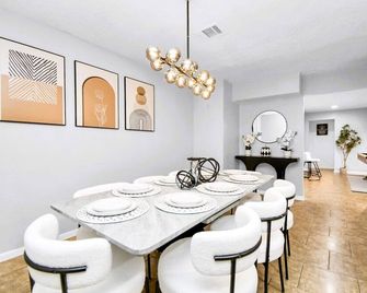 Houston Family Retreat with Hot Tub Pool Firepit - Stafford - Dining room