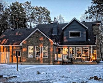 Sandy Shores Lake House on Lake Nipissing - Callander - Building