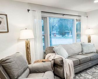 Changes In Latittude Retreat - Holly Hill - Living room