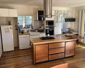 Gorgeous Master Bedroom next to Frankston Station and Beach - Frankston - Kitchen