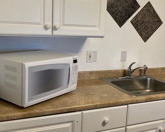 Yellow Cottage! - Sequim - Kitchen