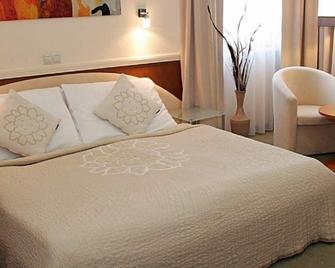 Medium Hotel - Bratislava - Bedroom
