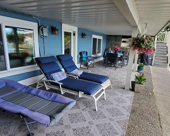 Waterfront Gated, Breathtaking Mountain & Lake View Guest House on Lake Stevens! - Lake Stevens - Patio