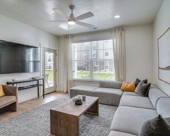 Sleek Vineyard Condo w/ Access to Community Pools - Vineyard (Utah) - Obývací pokoj