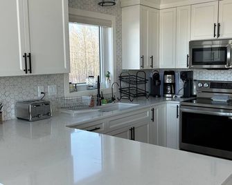 Star Gazers Cabin at Gull Lake, great family friendly get away. - Rimbey - Kitchen
