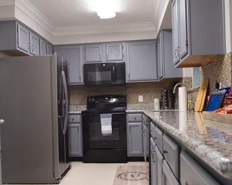 Cozy and Spacious 3 Bedroom Home in Sugarland - Sugar Land - Kitchen