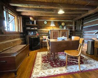 Historic Sadie's Log Cabin - Mc Gregor - Dining room