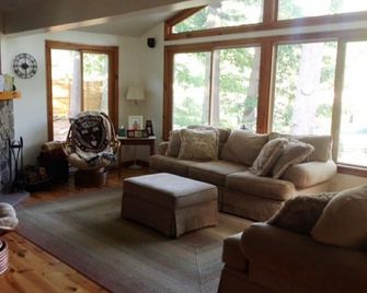 Cozy Lakefront Escape with Private Beach & Stunning Views - Winchendon - Sala de estar