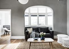Spacious apartment, the ultimate Bondi lifestyle - בונדיי - סלון