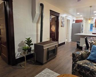 Quaint & Updated In-Town Charmer - Guernsey - Sala de estar