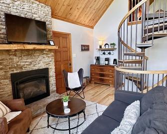 Cedar Hill Cottage, the Perfect Getaway in Chambersburg PA - Chambersburg - Living room
