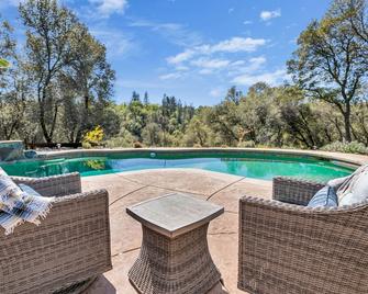 Country Living in Cozy LuxuryWelcome long term renters and furry friends - Placerville - Pool