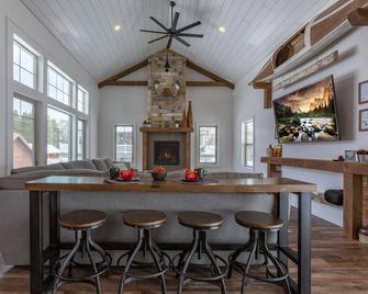 Cast Iron Moose By Kabino Hot Tub Ev Charger Air Conditioning Fireplace Grill Wifi - Island Park - Bar