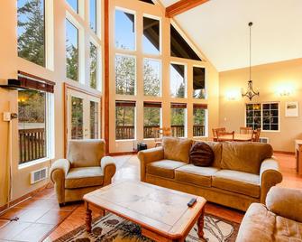 Breathtaking Hyak Home - Snoqualmie Pass - Living room