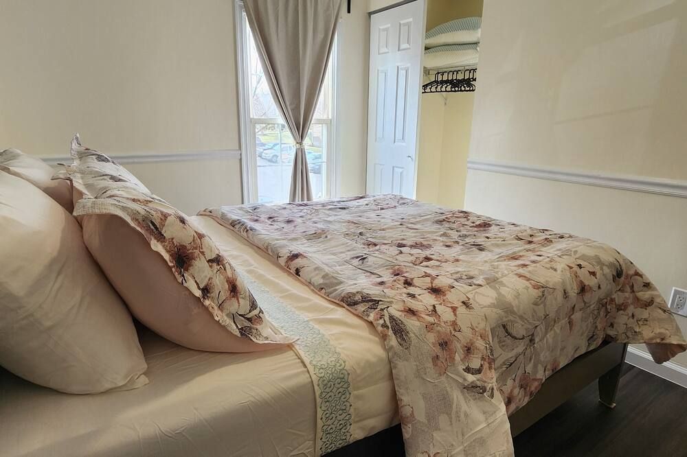 Bedroom view of Charming Townhouse in Germantown, MD - Sleeps 10