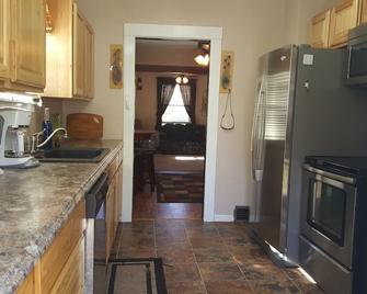 Stay At The Naughty Pine In Beautiful Lava Hot Springs, Blocks From Downtown - Lava Hot Springs - Kitchen