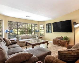 Perfect for 2 Families or a small group wanting to stay under one roof - Lake Elsinore - Living room