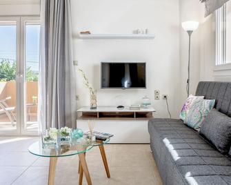 Newly Renovated Summer Flat for Relaxing Vacations - Gázi - Wohnzimmer