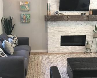 Explore Redwood forests on the Avenue of The Giants and the Eel river - Redway - Living room