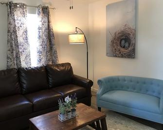 Cute Apartment in the heart of Deming, New Mexico with all the Amenities - Deming - Wohnzimmer