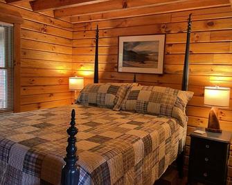 Newly Renovated Log Cabin located on the Greenbrier River in Hinton WV - Hinton - Bedroom