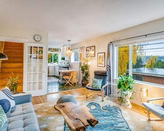 Classic, two-story home w/ high-speed WiFi, furnished deck, and washer/dryer - Seattle - Living room