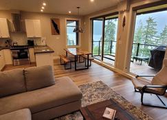 Halibut Hideaway - New Oceanfront cottage - Port Renfrew - Living room