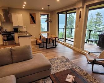 Halibut Hideaway - New Oceanfront cottage - Port Renfrew - Soggiorno