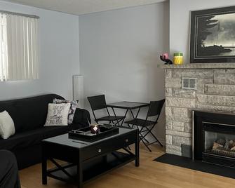 Beautiful cottage on Trout lake in North Bay. - North Bay - Living room