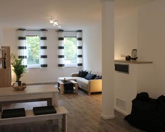 Top Apartment In The Middle Of Erlangen - Erlangen - Oturma odası