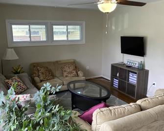 Surf Condominiums - Downtown Bethany - بالتيمور - غرفة معيشة