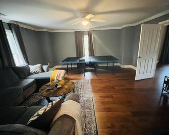 Mason Station-Historic Manor & modern luxuries, 3 mins to Downtown Franklinton - Franklinton - Sala de estar