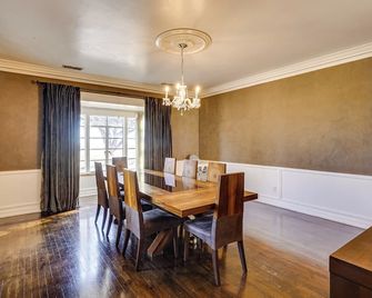 Secluded Ranch with Courtyard about 4 Mi to Odessa! - Odessa - Dining room