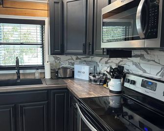 Walk To Bimini Beach! 5 Bedrooms /3 Baths / Sleeps 10 - DuBois - Küche