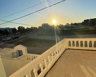 Maison élégante S+2 près de la plage : un havre de paix. - Kelibia - Balcón